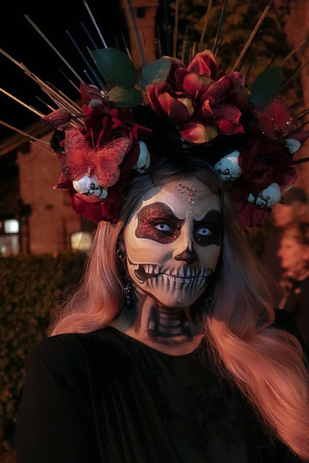 Trucco da Catrina con corona di fiori rossi