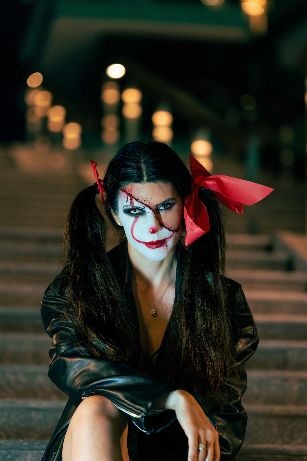 Trucco da clown bianco e rosso con fiocchi tra i capelli, in notturna