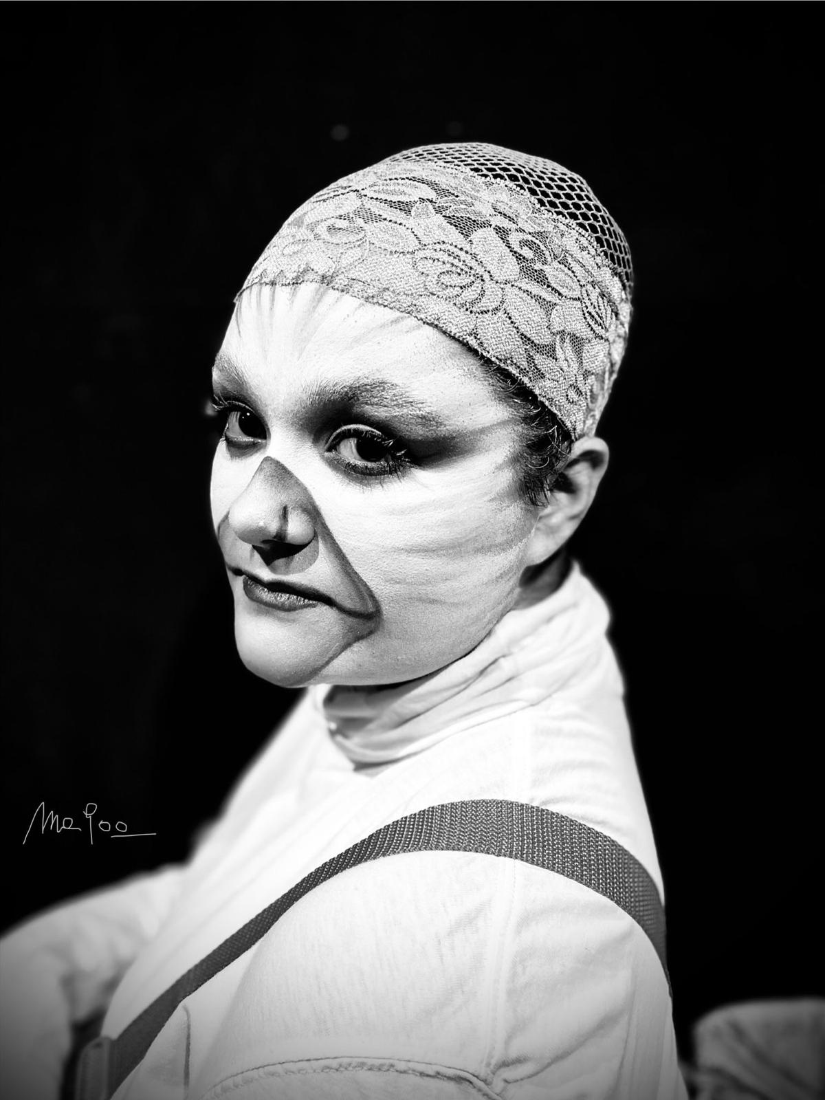 Lo stesso trucco teatrale da personaggio fotografato in bianco e nero